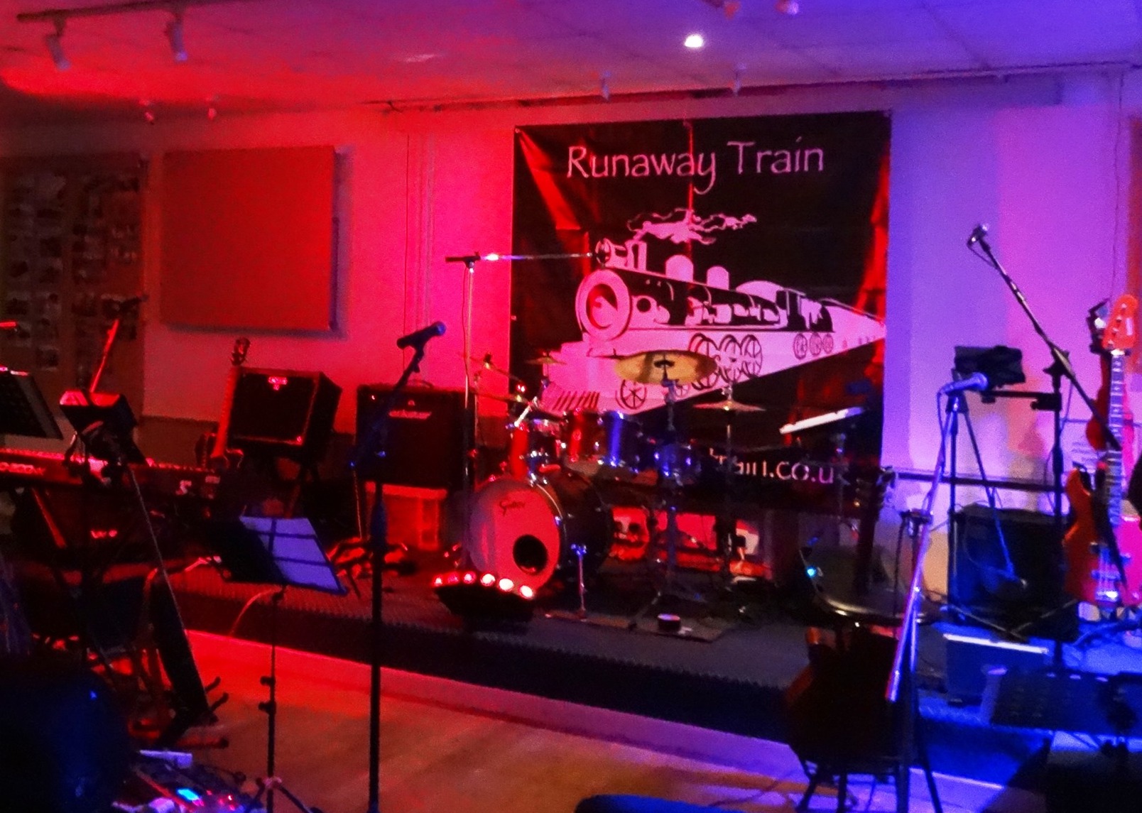 Vernham Dean Beer Festival: Runaway Train